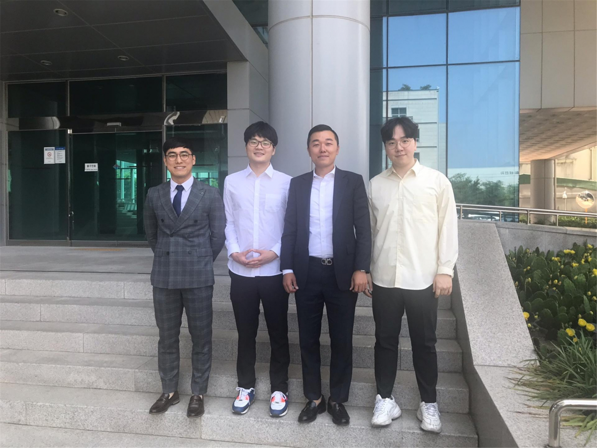 ▲중기부 지원사업 알리미 '챗봇'을 개발한 페르소나 직원들.(사진제공=중소벤처기업부)