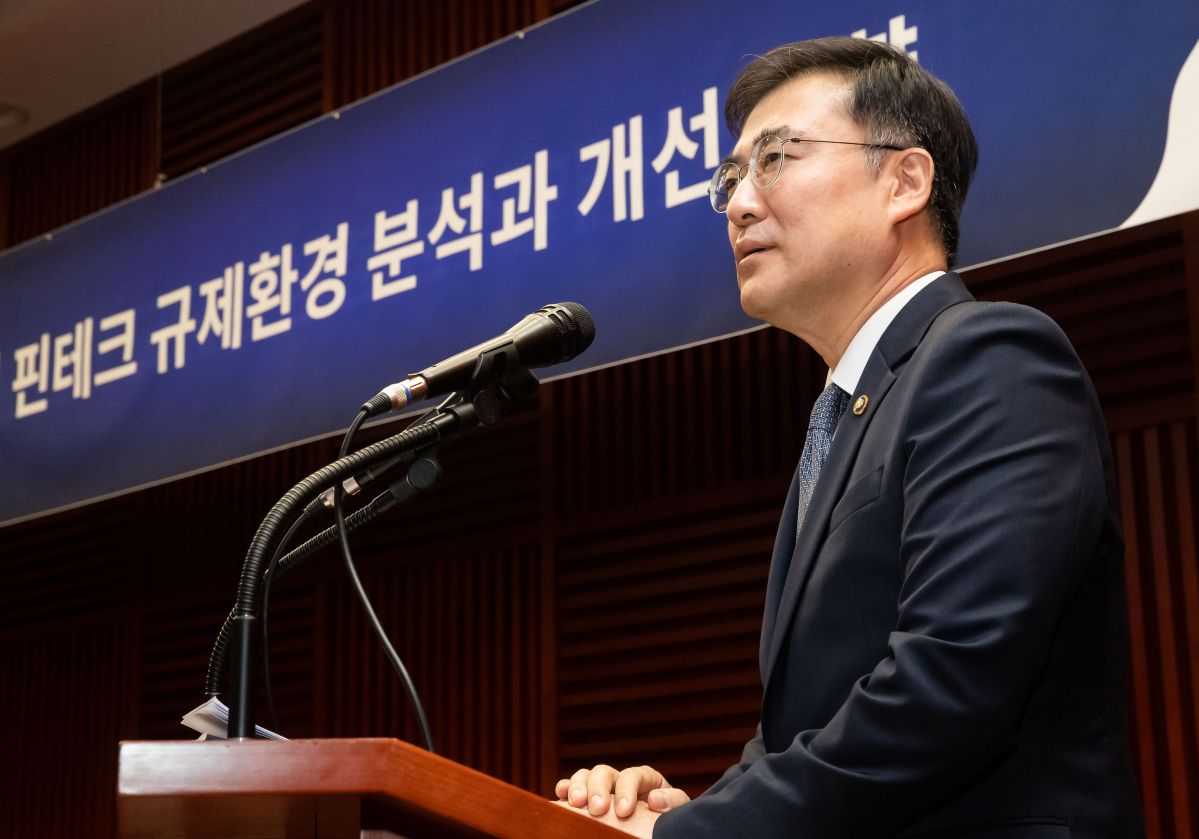 ▲손병두 금융위 부위원장이 17일 서울 여의도 자본시장연구원에서 열린 '글로벌 핀테크 규제환경 분석과 개선방향 세미나'에서 축사를 하고 있다.(사진제공=금융위원회)