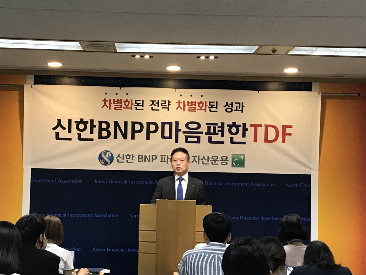 ▲김성훈 신한BNP파리바자산운용 솔루션운용팀장이 17일 오전 서울 여의도 금투센터에서 진행된 기자간담회에서 펀드 성과와 투자전략에 대해 설명하고 있다. (김나은 기자 better68@)