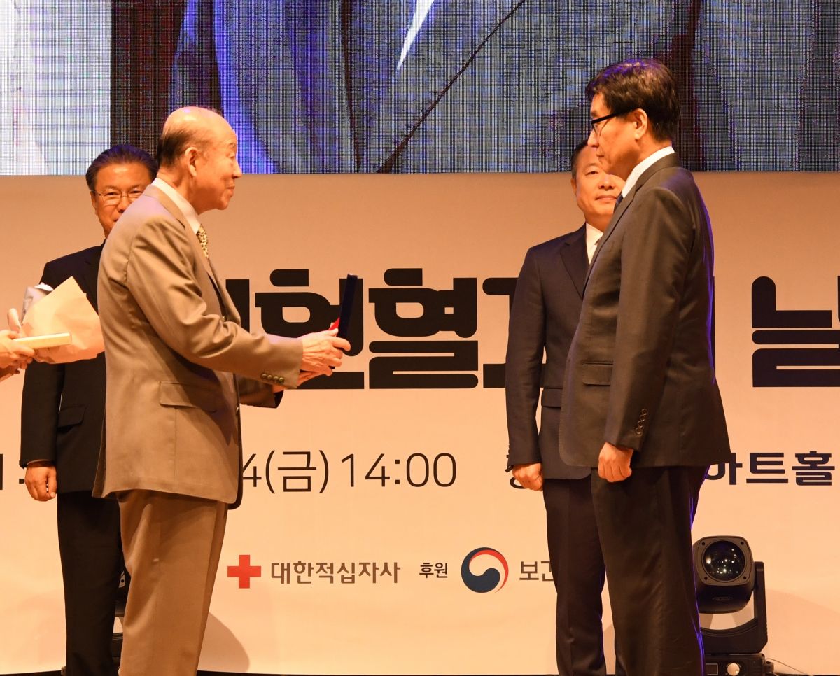 ▲박경서 대한적십자사 회장(왼쪽)이 한미약품 임종호 사회공헌팀 전무에게 표창을 수여하고 있다. (사진제공=한미약품)