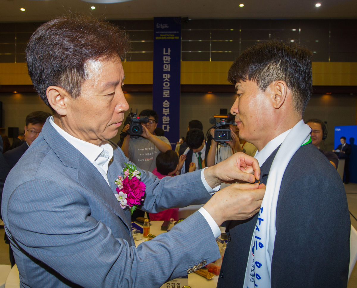 ▲농협은 17일 서울 중구 농협중앙회 본관에서 장애인 신입사원들에게 임용장을 수여했다.(사진 제공=농협)