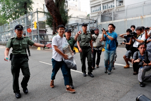 ▲17일 조슈아 웡이 홍콩 라이치콕 구치소에서 출소하며 웃어보이고 있다. 로이터연합뉴스
