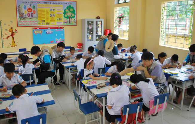 ▲삼천리그룹 해외봉사단원들과 아이들이 미술 프로그램에 참여하고 있다.(사진제공=삼천리)