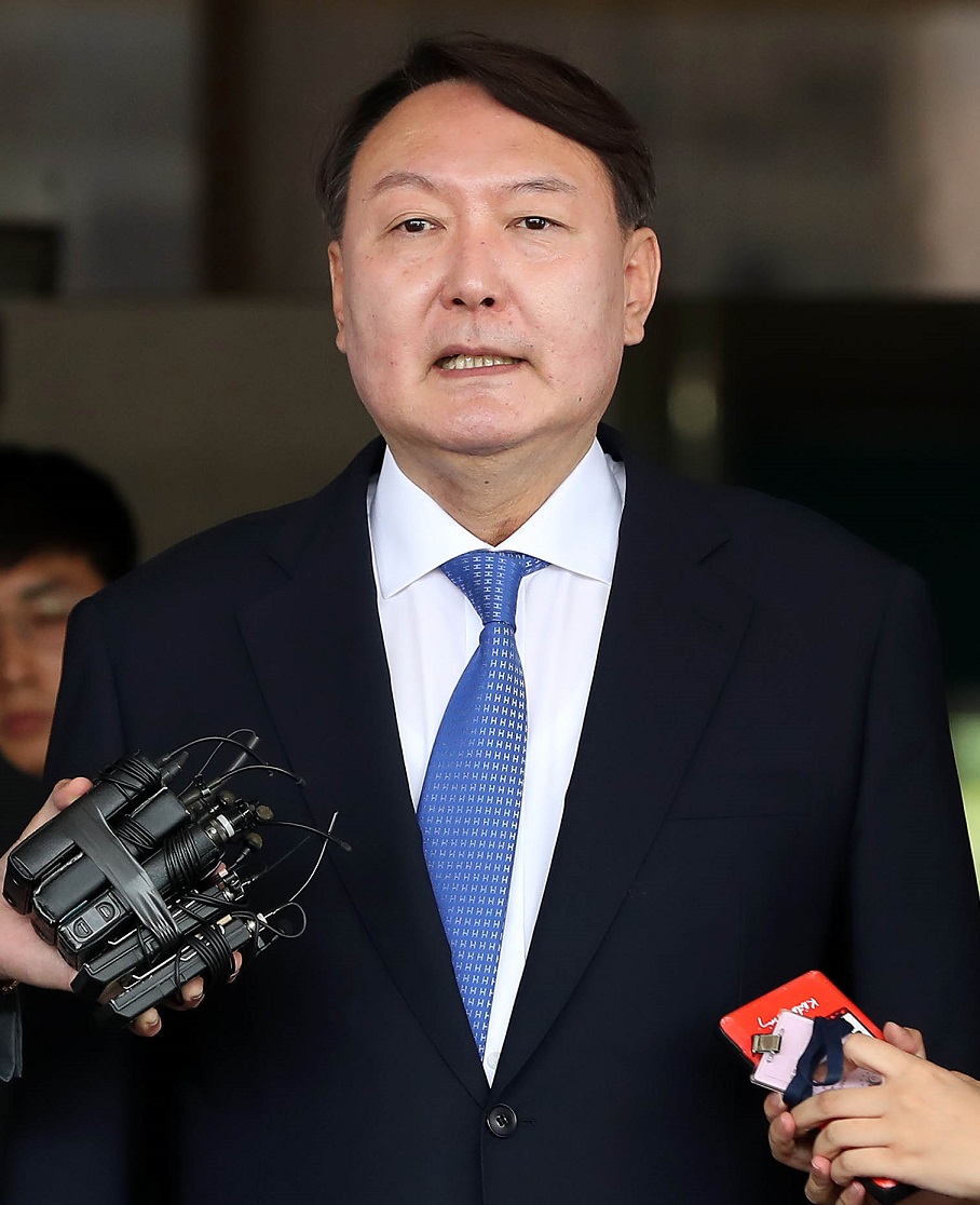 ▲신임 검찰총장 후보자로 지명된 윤석열 서울중앙지방검찰청장이 17일 오전 서울 서초구 서울중앙지방검찰청을 나서며 취재진의 질문에 답변하고 있다.(뉴시스)