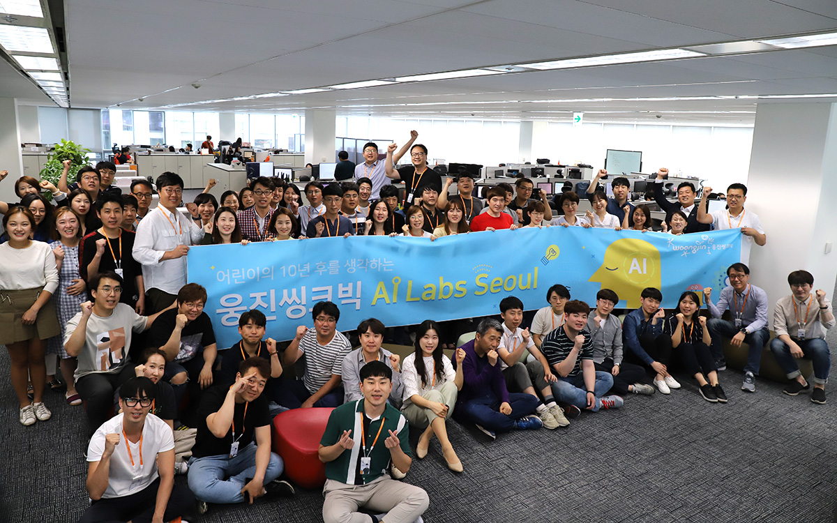 ▲웅진씽크빅 IT개발실 직원들이 확장 이전 축하 단체사진을 찍고 있다.(사진제공=웅진씽크빅)