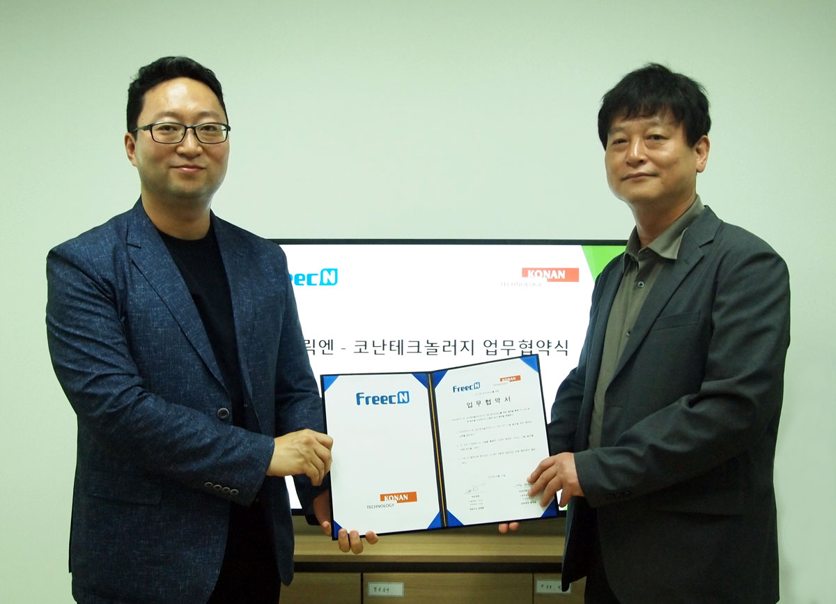▲김영종 프릭엔 대표(왼쪽)와 윤덕호 코난테크놀로지 상무가 업무협약 체결 후 기념촬영을 하고 있다.(아프리카TV)