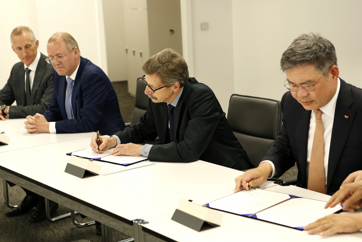 ▲SK건설은 17일 글로벌 화학 기업인 이네오스(INEOS)와 벨기에 앤트워프(Antwerp) 석유화학단지에 PDH(Propane Dehydrogenation) 플랜트 건설을 위한 FEED 계약을 체결했다고 18일 밝혔다. 사진은 안재현 SK건설 사장(왼쪽 네번째)과 거드 프랑켄 이네오스 올레핀∙폴리머 노스 회장(왼쪽 세번째)이 계약서에 서명하고 있는 모습(사진=SK건설)