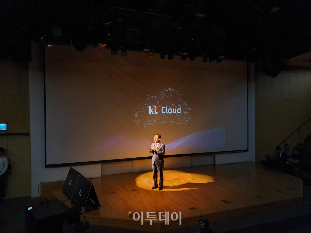 ▲신수정 KT IT 기획실 부사장이 18일 광화문 KT스퀘어에서 KT의 클라우드 전략에 대해 설명하고 있다. 