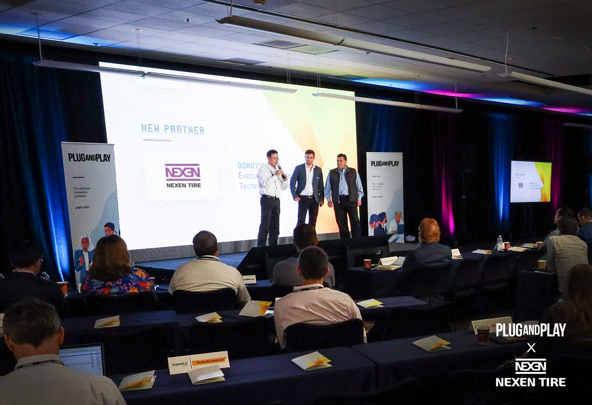 ▲넥센타이어가 세계적인 스타트업 투자 및 컨설팅 기관인 ‘플러그 앤 플레이(Plug and Play)’와 전략적 파트너십을 14일 체결했다. 좌측부터, 넥센타이어 미국 R&D 센터 이동윤 이사, 플러그 앤 플레이 독일 기업 파트너십 Director Johannes Rott, 플러그 앤 플레이 CEO & 창립자 Saeed Amidi. (사진제공=넥센타이어)