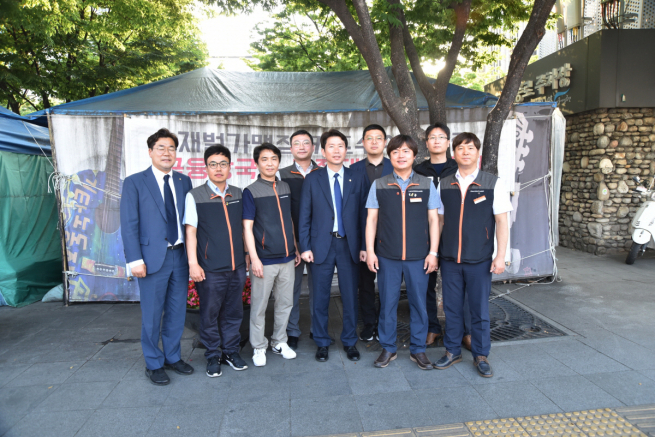 ▲카드사노동조합혀의회는 18일 더불어민주당 이인영 원내대표(가운데)가 전날 정부서울청사 앞 카드노조 천막농성장을 방문했다고 밝혔다. (사진 제공=카드사노동조합협의회)