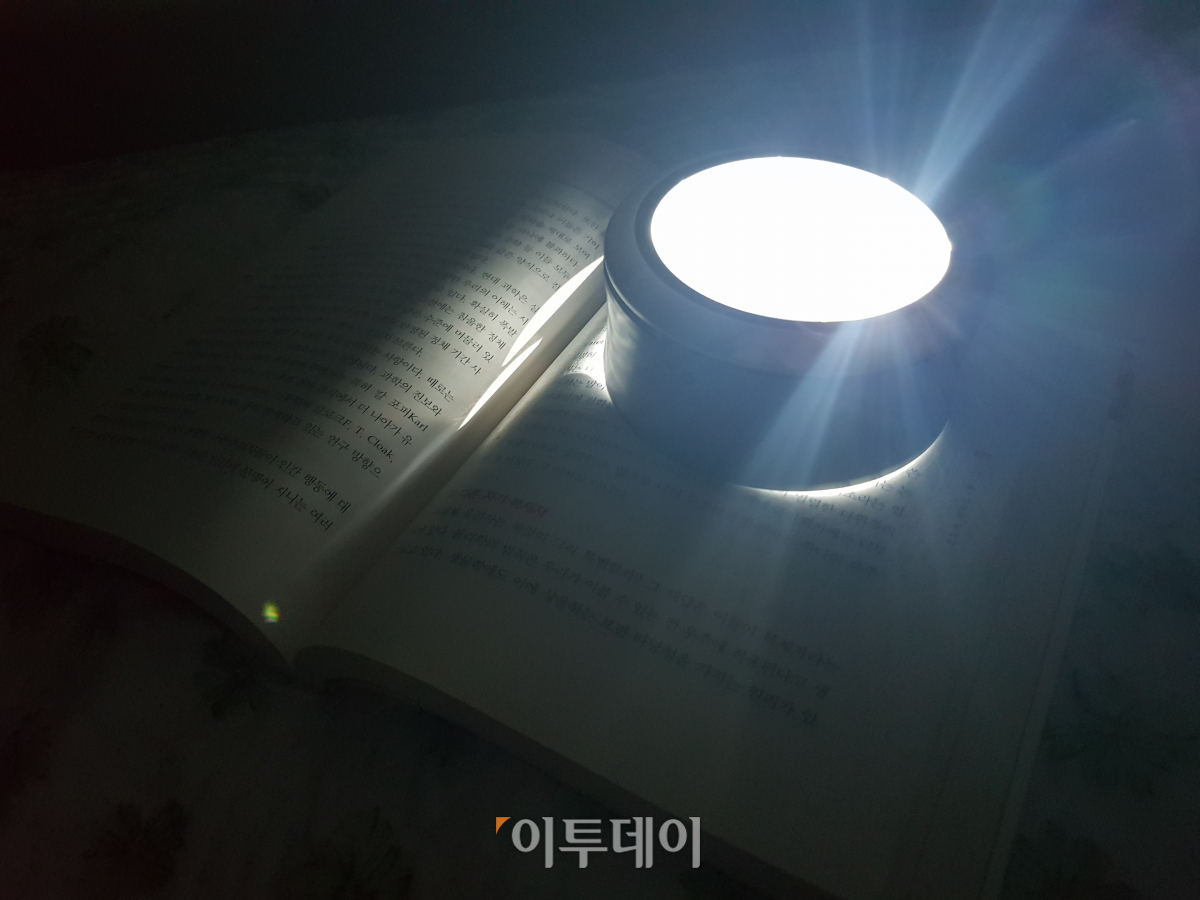 ▲사진으로만 봐도 엄청나게 밝다. 이러니 눈이 안 부실 수가 없다. (김정웅 기자 cogito@)