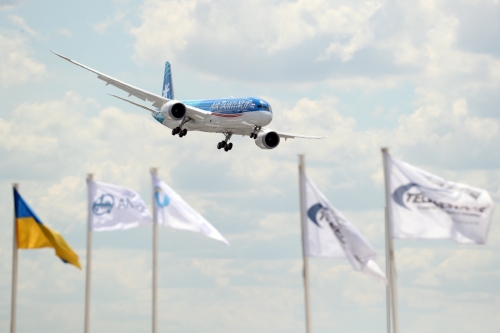 ▲보잉사의 787-9 기종 항공기가 17일(현지시간) 제 53회 파리 에어쇼에서 시험 비행을 하고 있다. UPI연합뉴스
