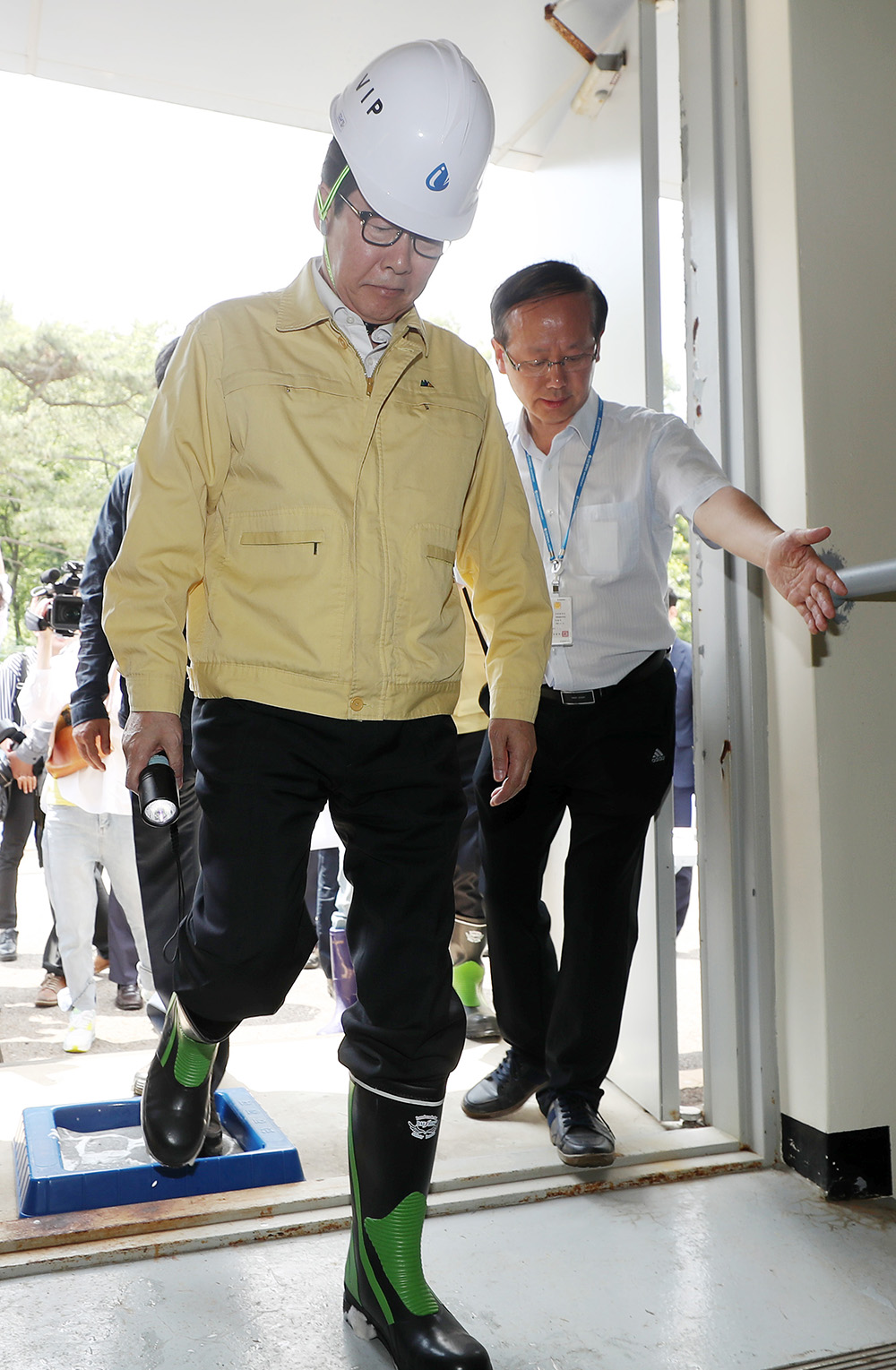 ▲조명래 환경부 장관이 17일 오후 인천시 서구 공촌동 인천시상수도사업본부 공촌정수사업소에서 '붉은 수돗물' 사태와 관련된 정수장 시설을 점검하고 있다. (연합뉴스)