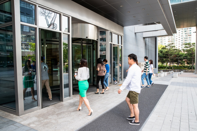 ▲대명그룹 임직원들이 자율 복장 도입 첫날 출근을 하고 있다(사진=대명그룹)