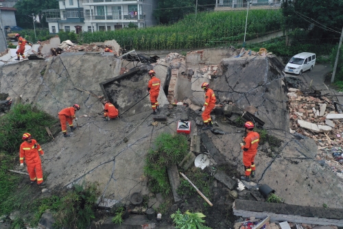 ▲17일 밤 규모 6.0 지진 발생으로 피해를 입은 중국 서남부 쓰촨성 지역. 신화통신연합뉴스

