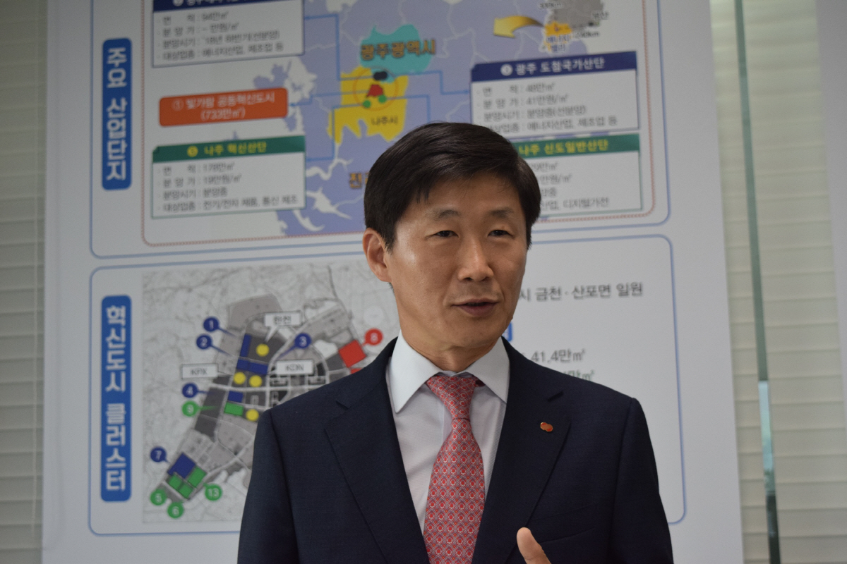▲이만근 한국전력 상생협력처 에너지밸리추진실장이 18일 ‘에너지밸리 조성사업’에 대해 설명하고 있다.(사진:한국전력)