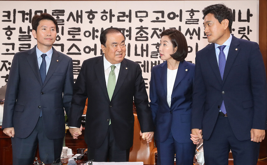 ▲문희상 국회의장과 여야 교섭단체 원내대표들이 18일 서울 여의도 국회에서 회동을 하면서 포즈를 취하고 있다. 왼쪽부터 이인영 더불어민주당 원내대표, 문 의장, 나경원 자유한국당, 오신환 바른미래당 원내대표. 뉴시스