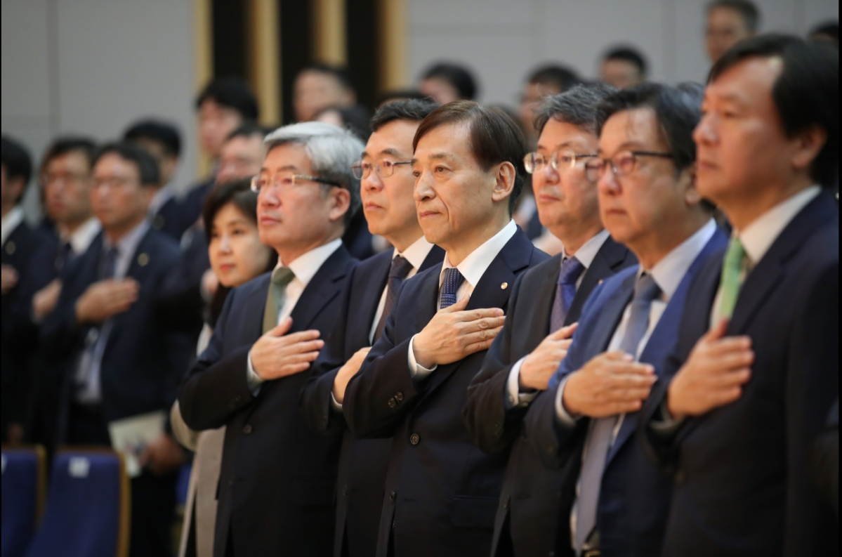 ▲한국은행이 경기회복을 위해 통화정책과 금융중개지원대출 등 수단을 활용해 총력을 기울일 뜻을 밝혔다. 사진은 6월12일 한은 창립69주년 기념식에서 이주열(중앙) 총재를 비롯한 금통위원들이 국민의례를 하고 있는 모습. 사진 오른편부터 신인석, 조동철 위원, 윤면식 부총재, 이주열 총재, 이일형, 고승범, 임지원 위원(한국은행)