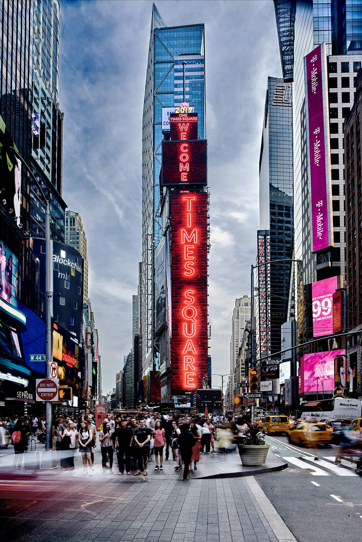 ▲사진 가운데 'WELCOME TO TIMES SQUARE' 라는 문구를 표시하고 있는 전광판이 이번에 교체 공급된 삼성 LED 사이니지 제품이다. 총 4개의 스크린으로 구성되며 면적은 약 1081㎡에 달한다.(사진제공 삼성전자)