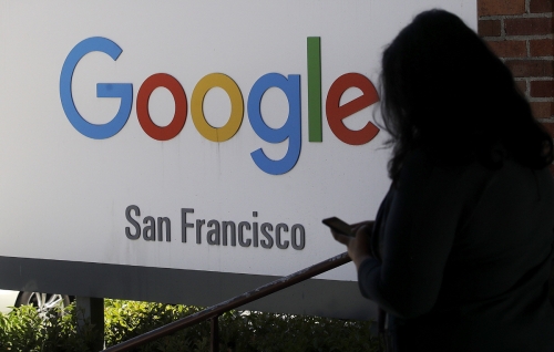 ▲샌프란시스코에 있는 구글 간판을 한 여성이 지나고 있다. 캘리포니아/AP연합뉴스  
