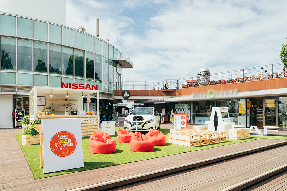 ▲한국닛산이 신형 리프의 'V2X 기술'을 이용한 캠페인 '닛산 일렉트릭 주스바'에서 얻은 수익금을 녹색소비자연대전국협의회에 기부한다. 사진은 남산 서울타워에서 진행된 캠페인 현장 모습. (사진제공=한국닛산)