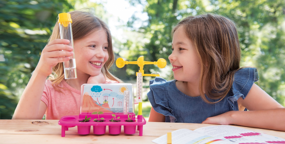 ▲4M 과학 완구를 사용해 날씨와 기후에 대한 실험을하는 아이들.(사진제공=토이트론)