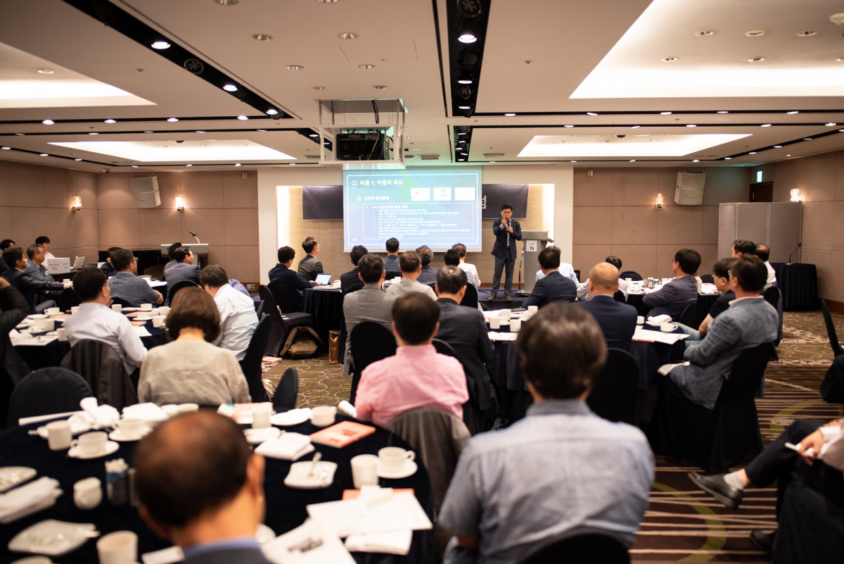 ▲벤처기업협회 조찬포럼에 참석한 이정동 교수가 강연을 펼치고 있다.(사진제공=벤처기업협회)