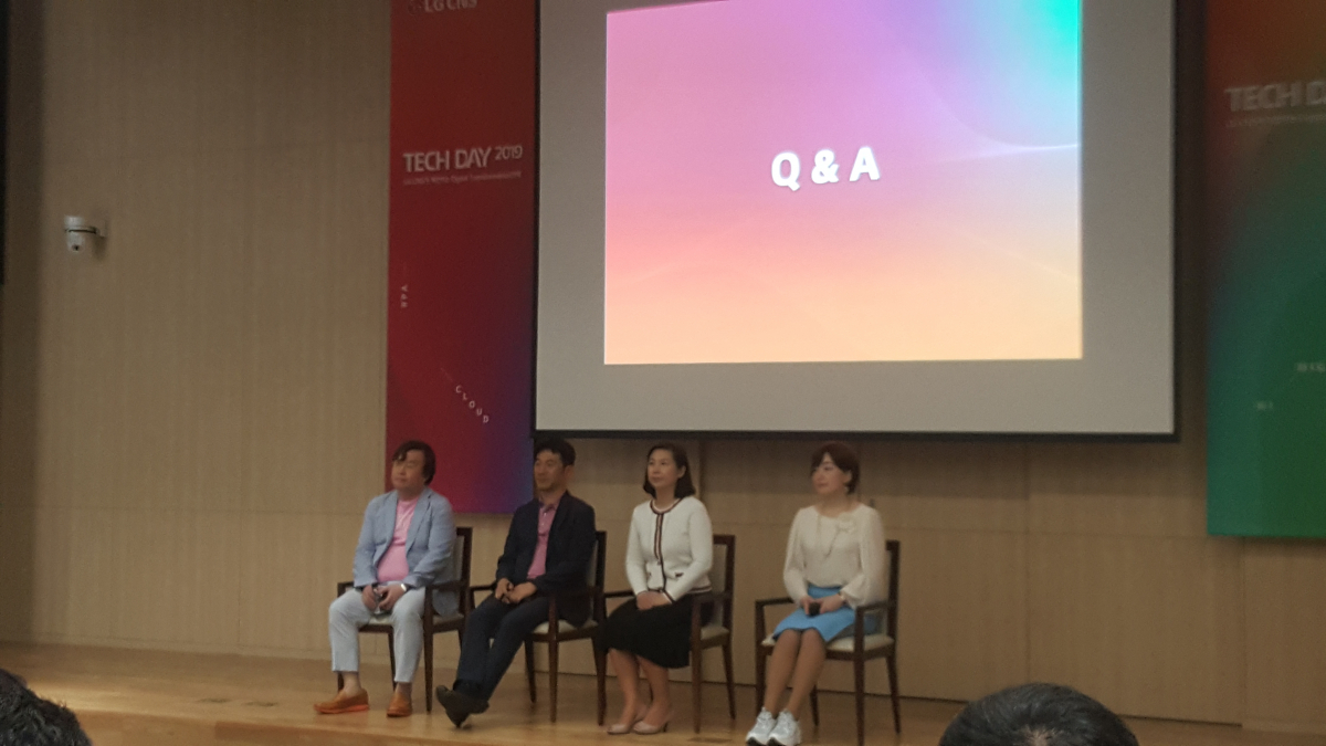 ▲LG CNS는 19일 '테크 데이 2019'를 통해 자사 신기술과 비전을 제시했다. 이날 세션 발표자로 나선 정우진 정우진 클라우드 사업 담당 상무(왼쪽 부터), 최기선 엔터프라이즈빅데이터 담당, 임은영 로봇 프로세스 자동화(RPA)플랫폼팀장, 김기영 블록체인사업팀 단장이 질의 응답 시간을 가지고 있다.(김우람 기자 hura@)