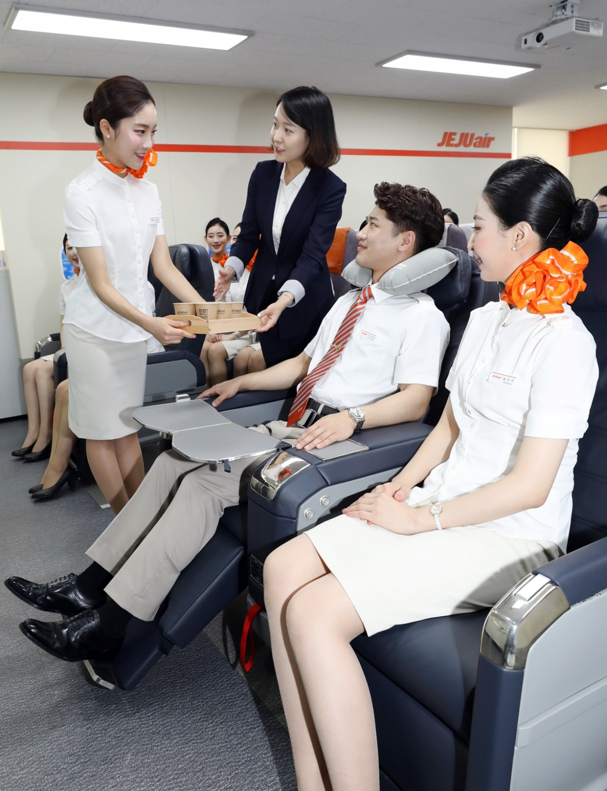 ▲18일 부천시 제주항공 객실훈련센터에서 신규입사해 교육중인 승무원 20명이 뉴클래스의 음료 서비스 교육을 받고 있다.(사진제공=제주항공)