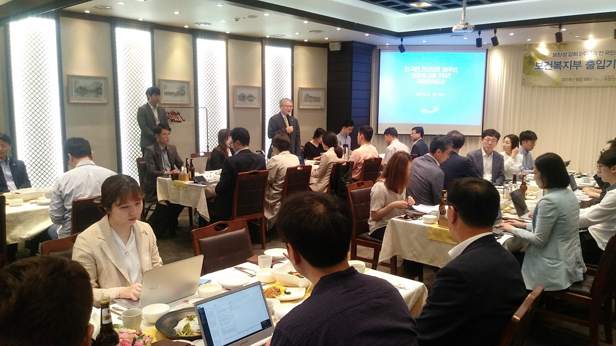 ▲김용익 국민건강보험공단 이사장이 19일 광화문 인근 음식점에서 진행된 기자간담회에서 모두발언을 하고 있다.(사진제공=국민건강보험공단)