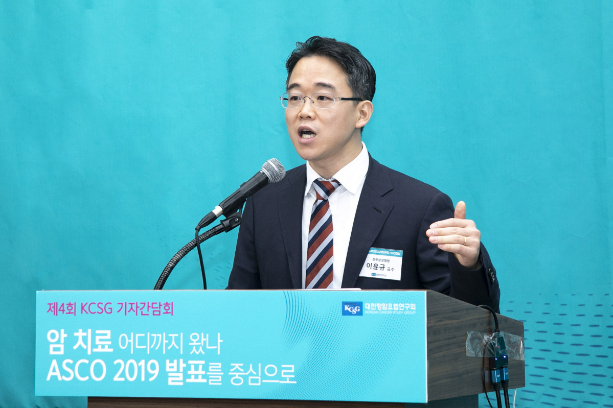 ▲강북삼성병원 종양혈액내과 이윤규 교수가 19일 서울 프레스센터에서 열린 대한항암요법연구회 기자간담회에서 발표하고 있다.(사진제공=대한항암요법연구회)