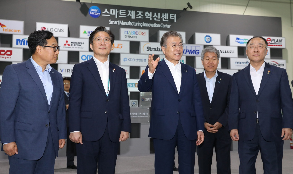 ▲문재인 대통령이 19일 오후 안산 스마트제조혁신센터에서 성윤모 산업통상자원부 장관 등과 함께 관련 설명을 듣고 있다.(연합뉴스)