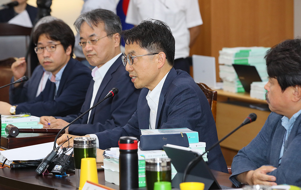 ▲박준식 최저임금위원장이 19일 세종시 정부세종청사에서 열린 최저임금위원회 제3차 전원회의에서 인사말하고 있다. (연합뉴스)