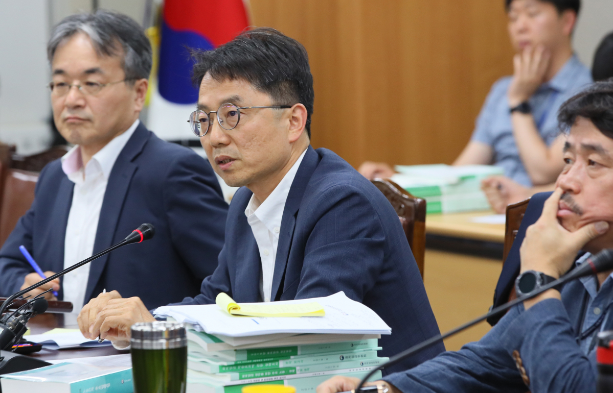 ▲박준식 최저임금위원장이 19일 세종청사에서 열린 최저임금위원회 3차 전원회의가 끝난 뒤 결과에 대해 설명하고 있다. (연합뉴스)