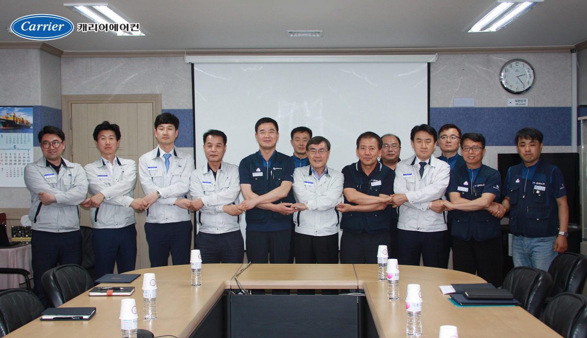 ▲캐리어에어컨과 전국금속노동조합 캐리어에어컨지회는 광주광역시에 위치한 공장 본관에서 노사 양측 교섭위원 13명이 참석한 가운데 2019년도 임금협상을 조기 타결했다. (사진제공=캐리어에어컨)