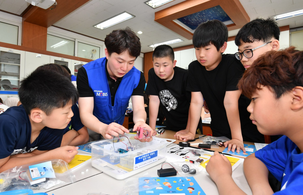 ▲현대모비스가 '수소 전략도시'로 선정한 충주 지역 초등학생을 대상으로 '주니어 공학교실'을 20일 열었다. (사진제공=현대모비스)