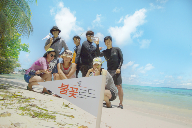 ▲2017년 한화 불꽃로드 시즌2 당시 팔라우를 다녀온 시각장애학생들을 가르치고 있는 장애+비장애 특수교사팀 ‘바다로 간 무지개’이 여행 중 기념 사진을 찍고 있다.(사진제공=한화그룹)