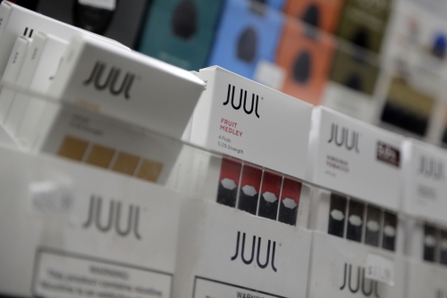 ▲전자담배 쥴이 미국 뉴욕의 한 매장에 진열돼 있다. 뉴욕/AP뉴시스
