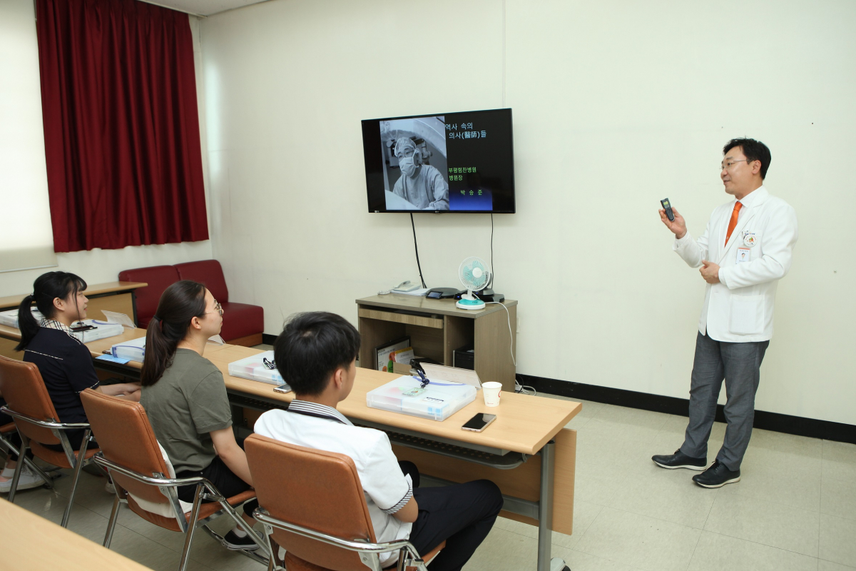 ▲지난 힘찬병원 청소년 여름 인턴십 프로그램 모습(힘찬병원)