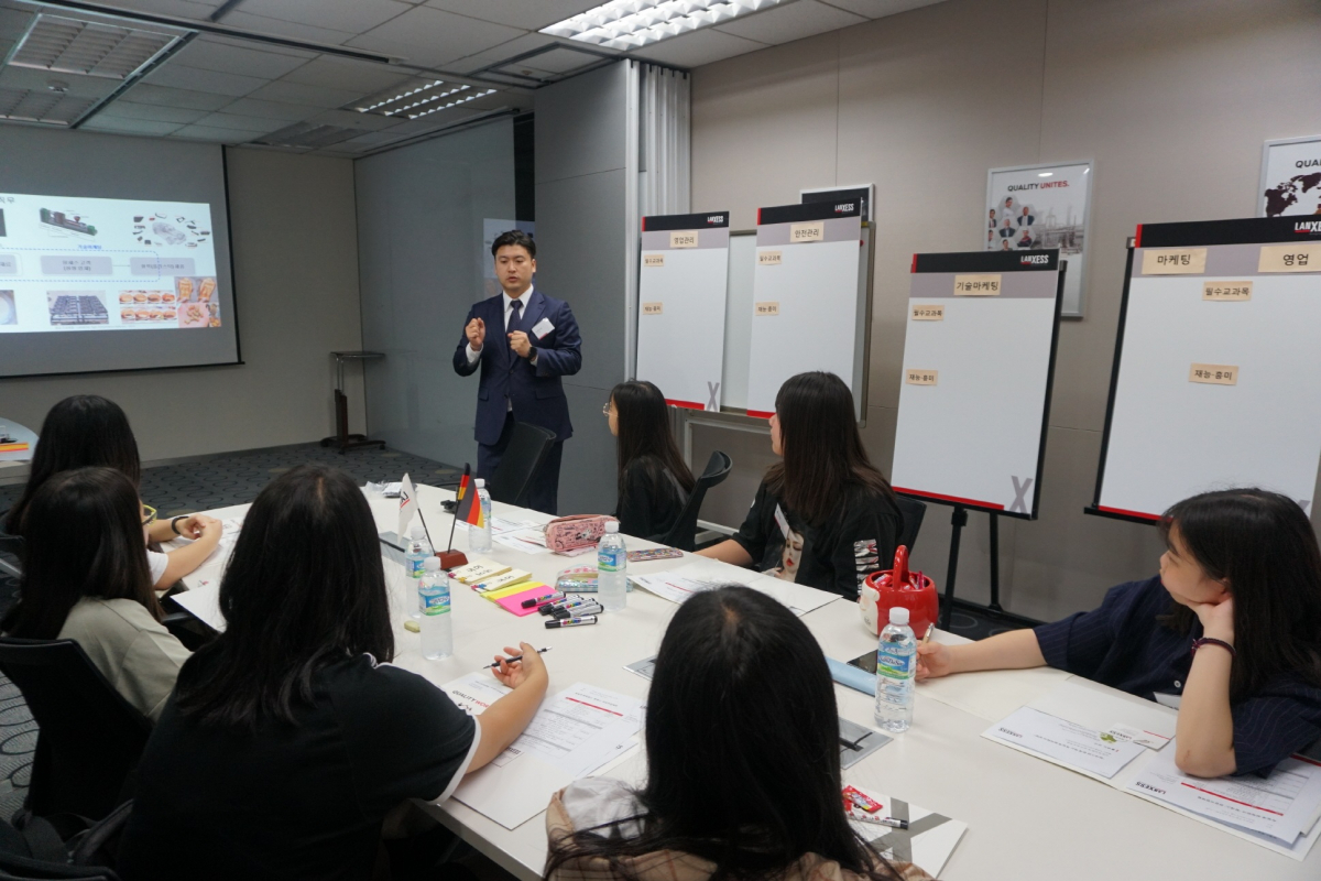 ▲랑세스가 지난 19일 서울 동작구 남성중학교 학생들을 랑세스코리아 본사로 초청해 ‘독일계 화학회사 탐방’을 주제로 ‘현장직업체험’ 프로그램을 진행했다(사진 제공=랑세스)