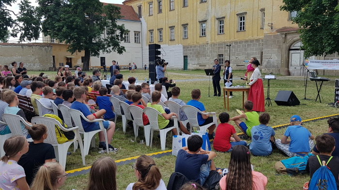 ▲19일(현지시간) 체코 모라브스키 크룸로프 시청 인근 고성(古城)에서 열린 문화교류 행사에서 정재훈 한국수력원자력 사장이 인사말을 하고 있다. (한국수력원자력)