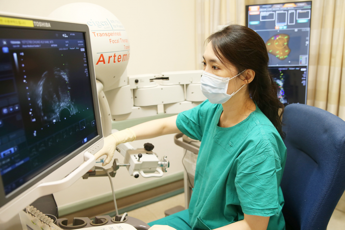 ▲전립선센터 의료진이 전립선암 진단 장비 아르테미스를 활용해 전립선 조직 검사를 실시하고 있다.(서울아산병원)