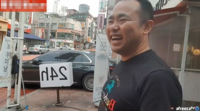 ▲커맨더지코가 방송 중 출근길 시민을 비하해 물의를 빚었다. (출처=유튜브 캡처)