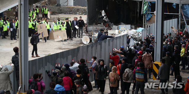 ▲지난 4월 노량진 구 수산시장에 대한 법원의 5차 강제집행에 구 시장 상인들이 대치하고 있다.(뉴시스)