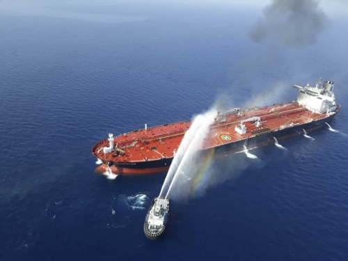 ▲중동 오만해에서 13일(현지시간) 이란 해군 선박이 피격 당한 유조선에 접근해 물을 뿌리고 있다. 오만해/AP뉴시스