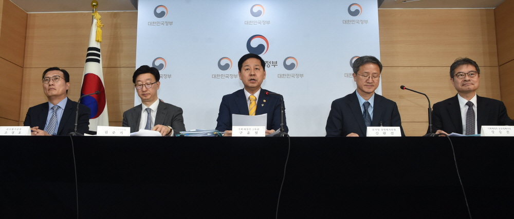 ▲구윤철 기획재정부 2차관이 20일 오후 광화문 정부서울청사에서 열린 '2018년도 공공기관 경영평가 결과' 브리핑에서 총평을 하고 있다.(출처=기획재정부)