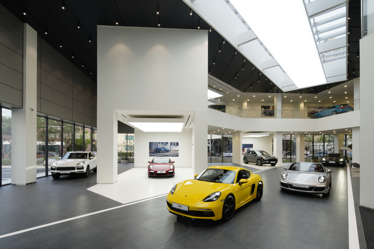 ▲도이치아우토가 18일 문을 연 포르쉐 센터 수원의 내부. 최대 16대의 차를 전시할 규모를 갖춰 다양한 모델을 한 눈에 감상할 수 있다. (사진제공=도이치오토모빌그룹)