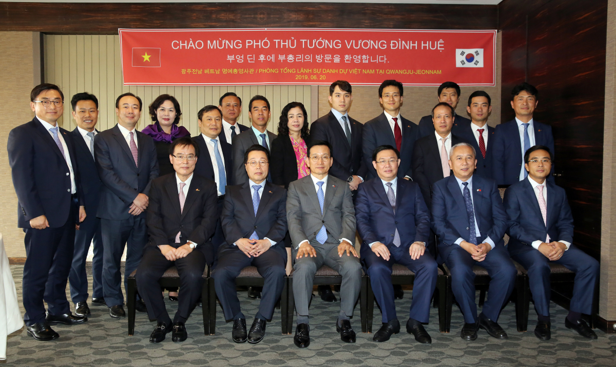 ▲오찬 회동 단체 사진(앞줄 왼쪽 세 번째 호반그룹 김상열 회장, 부엉 딘 후에(Vuong Dinh Hue) 베트남 부총리)(사진=호반건설)