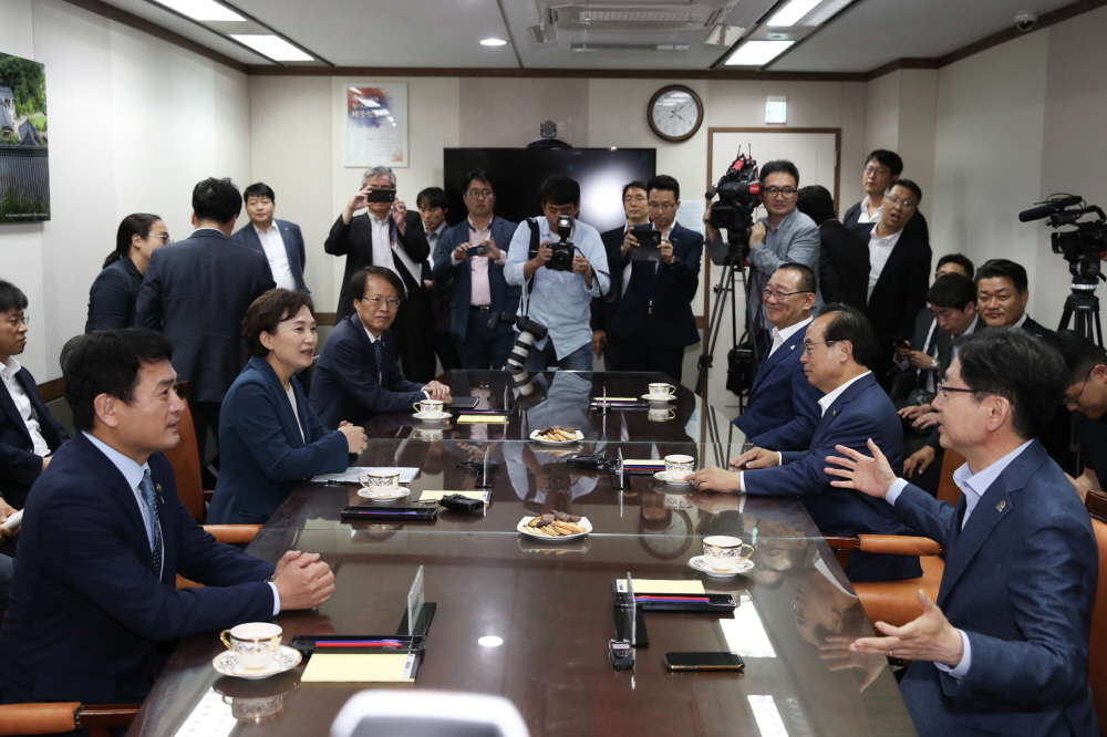 ▲김현미 국토교통부 장관과 부울경 3개 단체장이 김해신공항 관련 현안논의를 하고 있다.(출처=국토교통부)