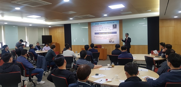 ▲포스코의 컨소시엄 교육에 참가한 중소기업 직원들이 조직역량 향상 강의를 받고 있다.(사진제공=포스코)